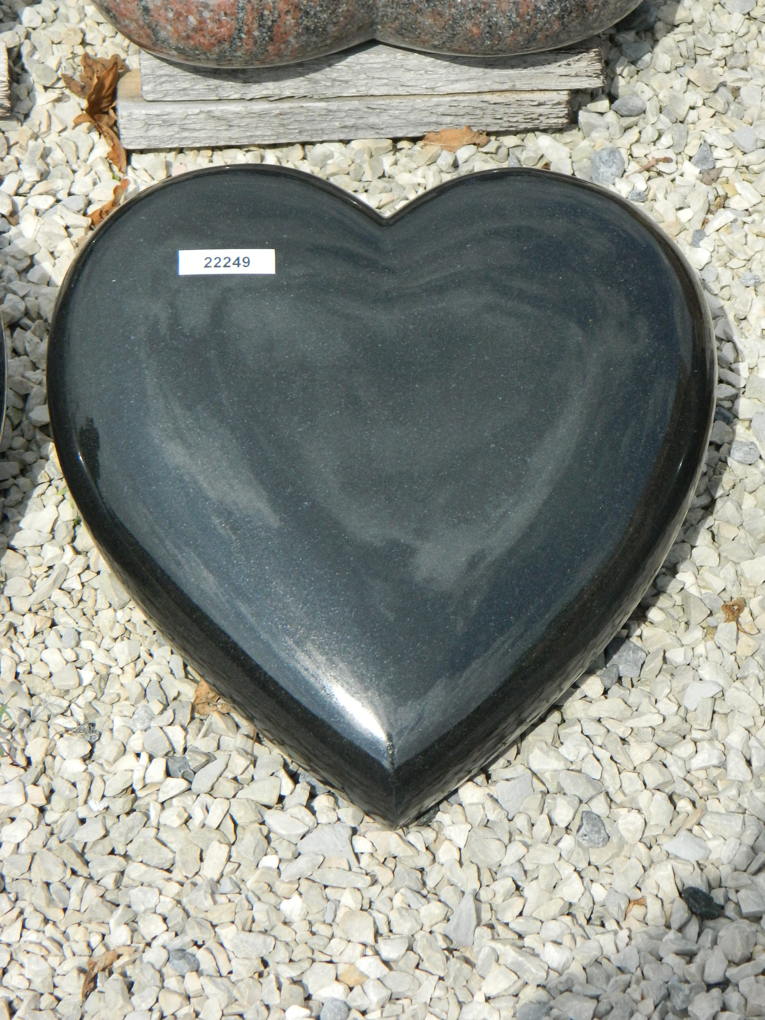 22249 Liegestein aus Indish Black Form H1  30 x 30 x 8 cm
